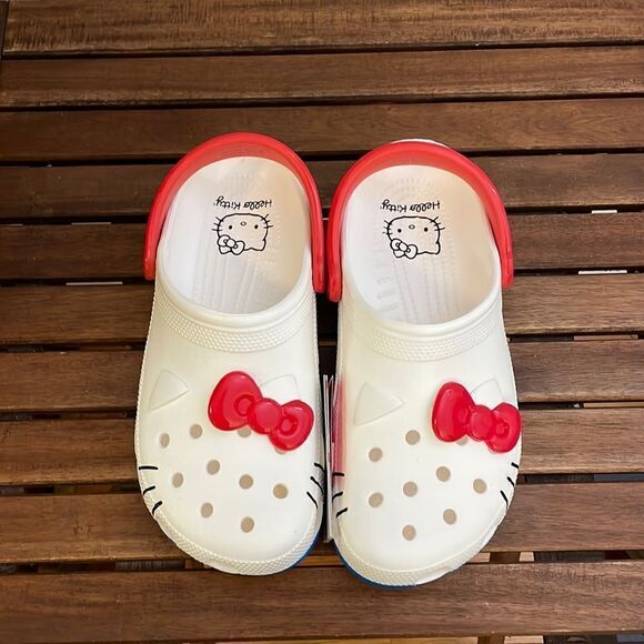 NWT Crocs Hello Kitty Clog Women Size 9 Men Size 7 - Picture 1 of 9